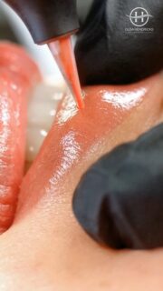 Natürlich schöne Lippen, ohne harte Konturen und ganz ohne Lippenstift 💄 und natürlich ohne Photoshop, Filter und ohne KI 😜

Du bist noch immer unsicher oder unzufrieden mit deinen realistischen Ergebnissen?

Dann ist das, genau der richtige Zeitpunkt um deine Fähigkeiten aufzufrischen.

Kommentiere einfach mit „Info“ oder schreibe mir eine private Nachricht und du erhältst alle Infos zu meiner nächsten MasterClass für feinste Lippen-Schattierungs-Techniken 💋✍

Ich freue mich auf dich 💖