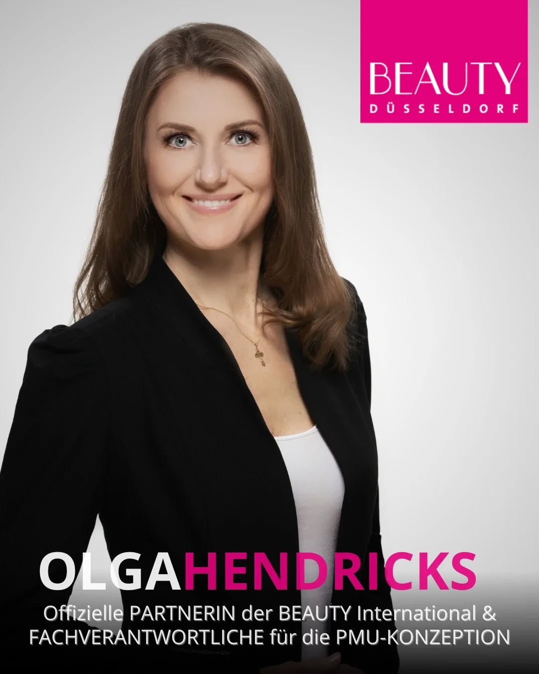 Mein Name ist Olga Hendricks – ich bin offizielle Partnerin der BEAUTY International.

Als Expertin im Beauty-Business agiere ich in einem großen Netzwerk aus Ärzten, Kliniken, Verbänden, Chemikern, Beauty-Experten, Tätowierern sowie nationalen und internationalen Künstlern.

Durch dieses Netzwerk überblicke ich ganzheitlich den gesamten deutschen und internationalen PMU-Markt.

Mein fachlicher Schwerpunkt liegt auf der Symbiose der Bereiche Medical und Beauty.

Als Fachverantwortliche für das Permanent Make-up bringe ich meine Expertise in die Organisation der PMU-Area auf der BEAUTY International in Düsseldorf ein.

Unser Projekt-Team arbeitet das ganze Jahr um für dich ein tolles Programm vorzubereiten 😊

Es erwarten dich zahlreiche Größen der PMU-Branche. Spannende Vorträge zum Thema Permanent Make up & BEAUTY, Experten-Talks, innovative Pigmentiertechniken und eine Live-Demo-Show, bei der du den Künstlern über die Schulter schauen und mit ihnen persönlich sprechen kannst.

Unser jährliches Highlight – die Permanent BEAUTY Masters 🏆🥇🥈

Eine PMU-Meisterschaft 🔥 der Extraklasse. Hier treten die Besten der Besten gegeneinander an.

Die Gewinner erwarten außergewöhnliche Sachpreise und der begehrte Award. Dieser wir dann bei unserer atemberaubenden Award Ceremony Show feierlich überreicht

Anschließend geht es dann mit unserer glamourösen After-Show-Party weiter 🔥🔥

Diese darfst du auf keinen Fall verpassen!!!

Treffe mich persönlich in der PMU-AREA – ich freue mich auf dich!

Alle Infos unter www.beauty.de @beauty_duesseldorf @beautyartists_dus